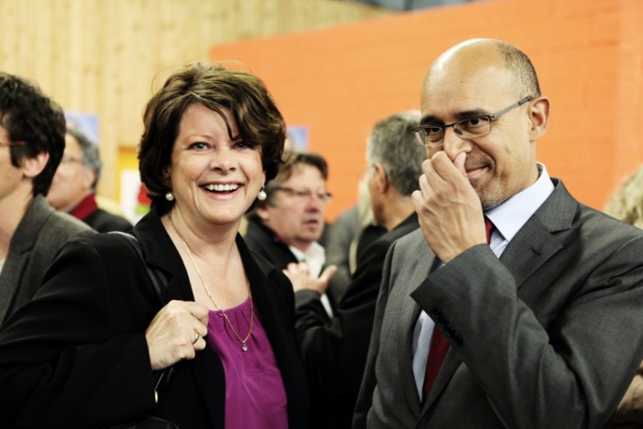 Harlem Désir en compagnie de Béatrice Patrie. Il se pince le nez