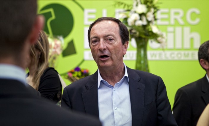Michel-Edouard Leclerc devant son enseigne Leclerc