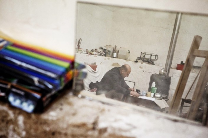 Monif Ajaj, peintre Syrien dans son atelier en Dordogne