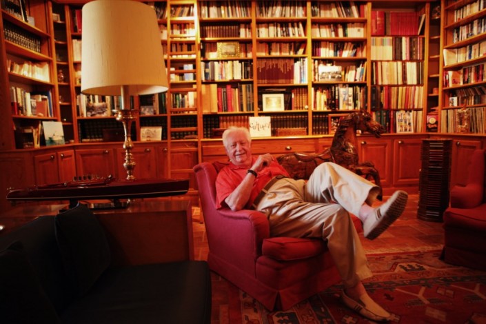 Pierre Bellemare devant sa bibliothèque