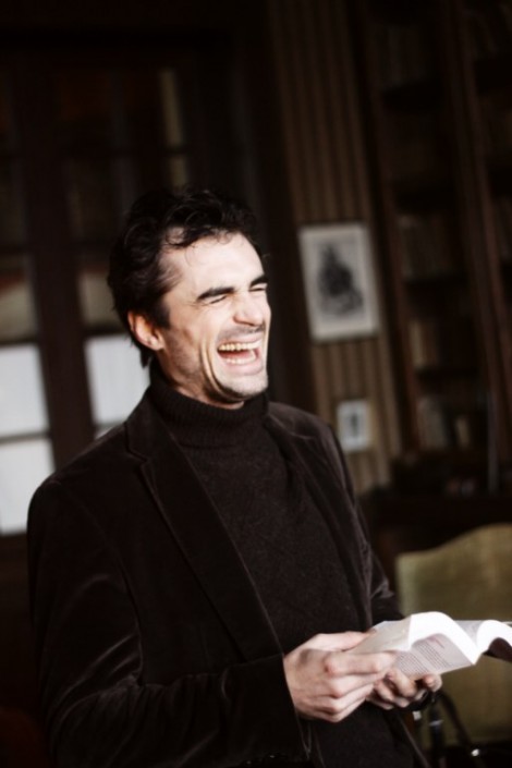 Sébastien Enthoven qui rit aux éclats