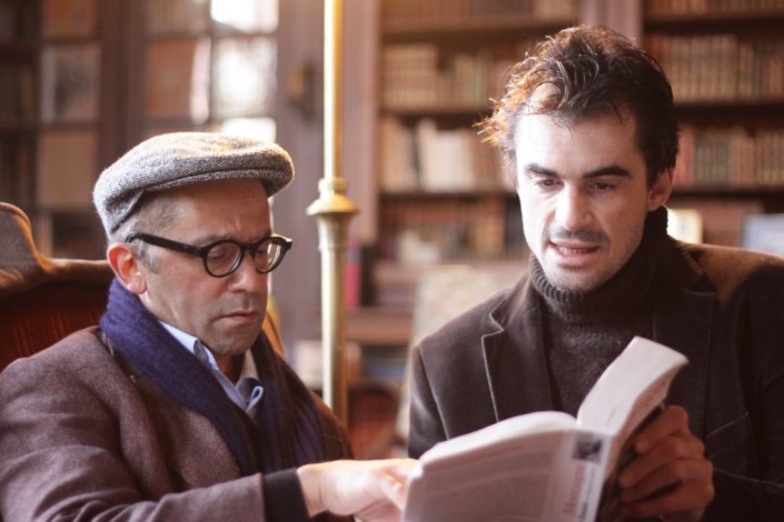 Rafael Enthoven en train de lire avec Ali Benmakhlouf